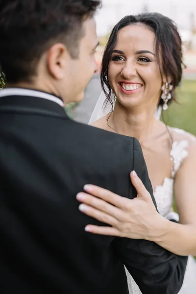 Olhe Cima Belo Casamento Casal Beijando Jardim Noite — Fotografia de Stock