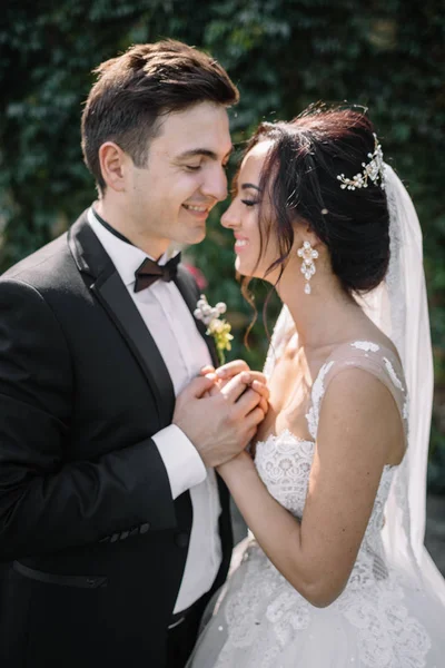 Joyeux Souriant Mariée Élégante Marié Marche Dans Parc Vert Été — Photo