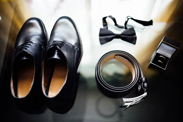 Damat Aksesuarları Bir Kravat Kol Düğmeleri Rugan Ayakkabı Üzerinde Bir — Stok fotoğraf