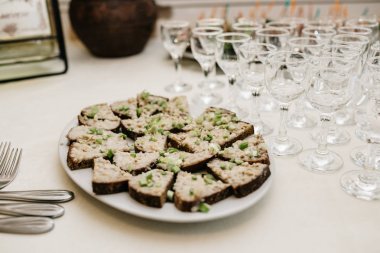 Güzel dekore edilmiş yemek sofrası farklı yemek ve aperatiflerle kurumsal noel partisi ya da düğün kutlaması için.