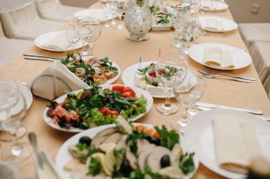 Bir etkinlik ya da düğün resepsiyonu için masa hazır.