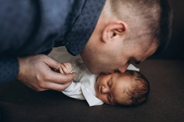 Glücklich Und Jung Vater Kiss Seine Cutie Klein Babygirl — Stockfoto