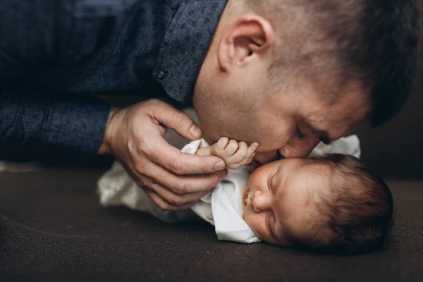 幸せと若い父にキス彼かわいい小さな Babygirl — ストック写真