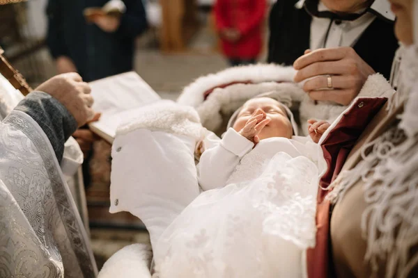 Τέλειο Μωρό Νεογέννητο Κοιμάται Κατά Διάρκεια Της Τελετής Της Βάπτισης — Φωτογραφία Αρχείου