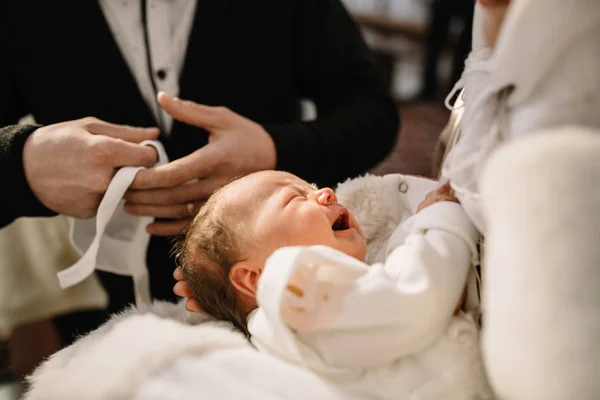 Dop Baby Söta Lilla Huvud Flicka Heliga Vatten Vid Dop — Stockfoto