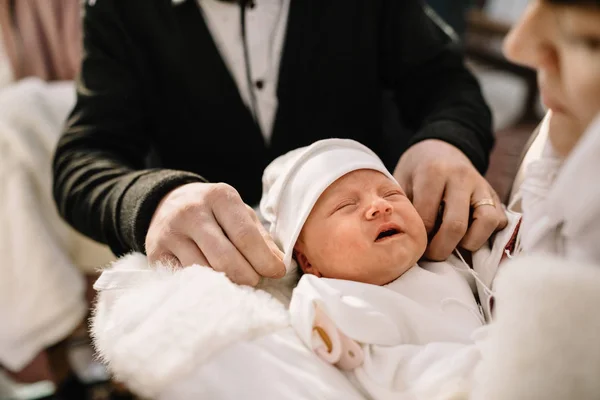 Bebé Recién Nacido Vestido Con Ropa Blanca Duerme Cuna — Foto de Stock