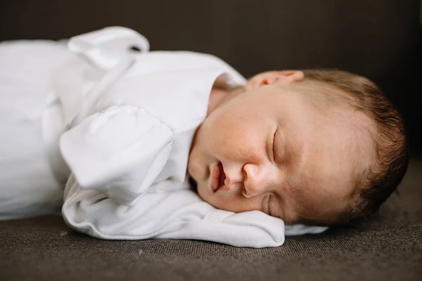 Söt Liten Baby Som Sover Pläd Hemma Närbild — Stockfoto