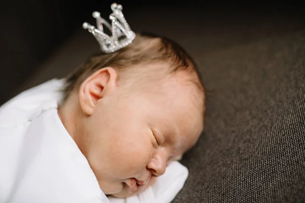 Bayi Kecil Yang Lucu Tidur Plaid Rumah Closeup — Stok Foto