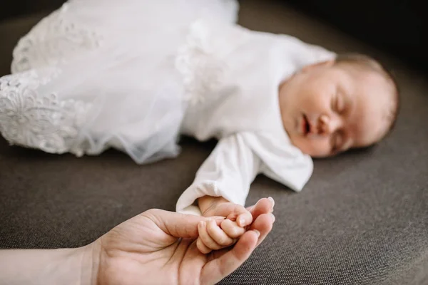 Mor Hålla Nyfödda Händer — Stockfoto