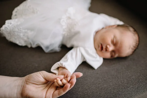 Main Bébé Dans Main Mère Gros Plan Concept Amour Famille — Photo