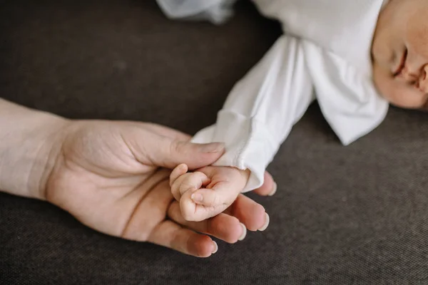 Hand Sovande Barnet Handen Mor Närbild — Stockfoto