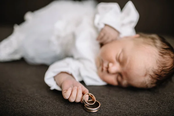 Babyhände Und Goldene Eheringe — Stockfoto