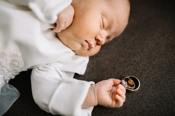 Manos Bebé Anillos Boda Oro — Foto de Stock