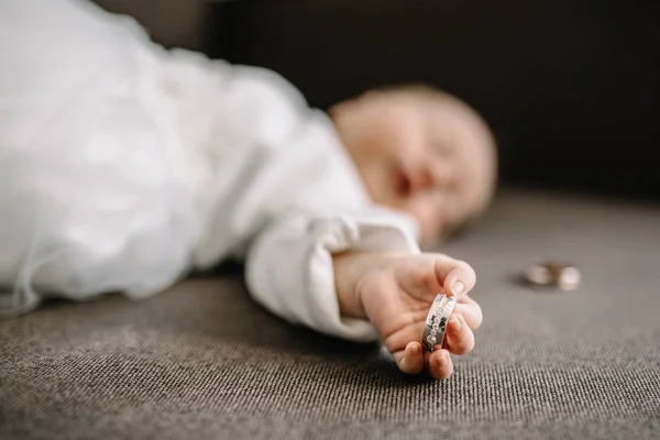 Baby Händer Och Guld Vigselringar — Stockfoto