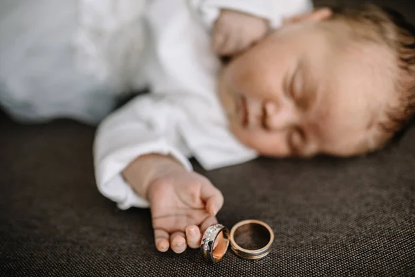 Babyhände Und Goldene Eheringe — Stockfoto