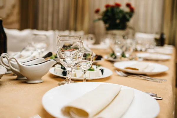 Foto Van Geserveerd Feestelijke Tafel Met Gerechten Brood — Stockfoto