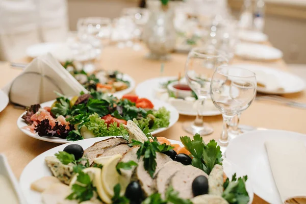 Plaka çeşitli taze sebze, pastırma ve soğuk kesim