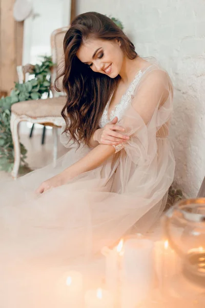 Ung flicka i vacker klänning — Stockfoto