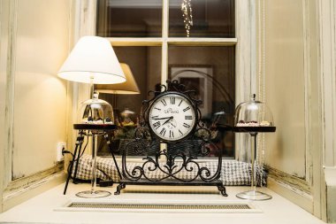 antika saat oda tablo