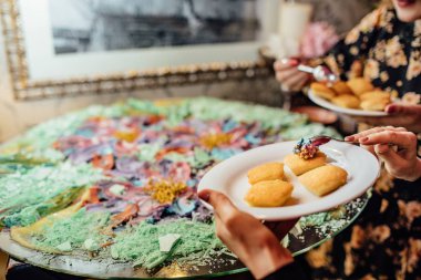  Kadınlar tutan bir tabak yiyecek ile arka plan üzerinde