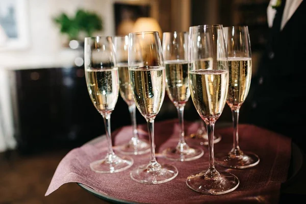 Serveur apporte des verres de champagne — Photo