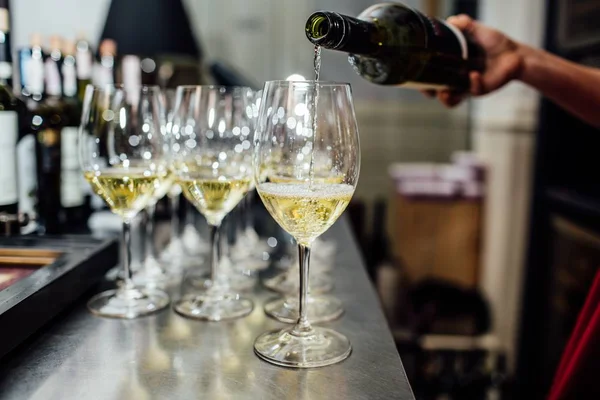 Cameriere porta bicchieri di champagne — Foto Stock