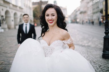 şehirde poz Düğün çifti