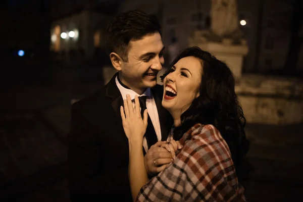 Pareja de boda posando en la ciudad — Foto de Stock