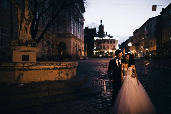 Весільна пара позує в місті — стокове фото