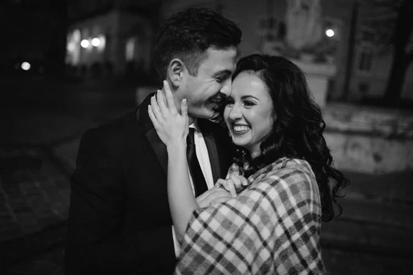 Pareja de boda posando en la ciudad — Foto de Stock