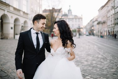 şehirde poz Düğün çifti