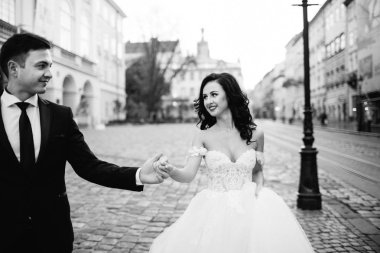 şehirde poz Düğün çifti