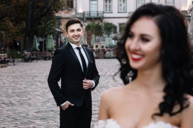 şehirde poz Düğün çifti