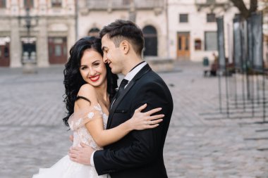 şehirde poz Düğün çifti