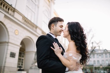 şehirde poz Düğün çifti