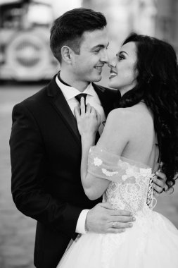 şehirde poz Düğün çifti