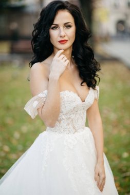 Zarif beyaz elbise poz içinde güzel bir gelin