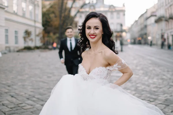 Matrimonio coppia posa in città — Foto Stock