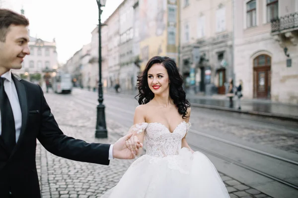 Wedding couple  posing in city — Stock Photo, Image