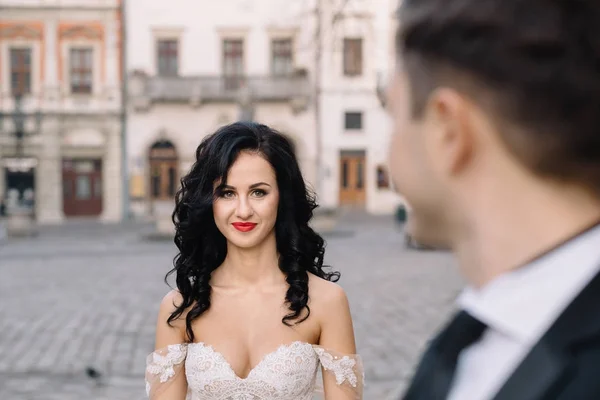 Pareja de boda posando en la ciudad —  Fotos de Stock