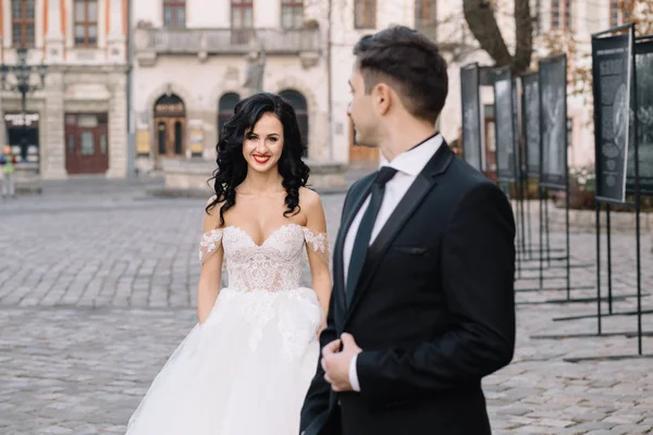 Wedding couple  posing in city — Stock Photo, Image