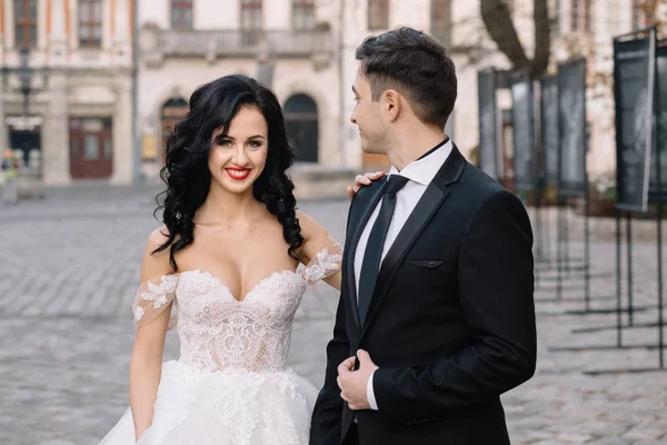 Matrimonio coppia posa in città — Foto Stock