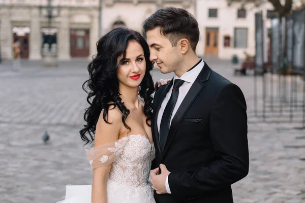 Matrimonio coppia posa in città — Foto Stock