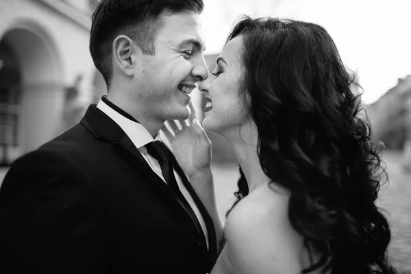 Wedding couple  posing in city — Stock Photo, Image