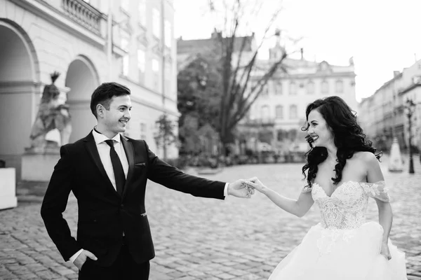 Matrimonio coppia posa in città — Foto Stock