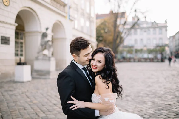 Matrimonio coppia posa in città — Foto Stock