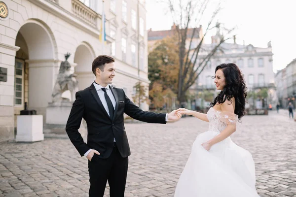 Wedding couple  posing in city — Stock Photo, Image