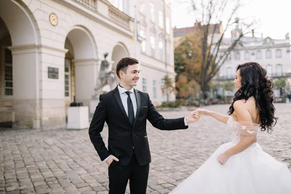 Wedding couple  posing in city — Stock Photo, Image