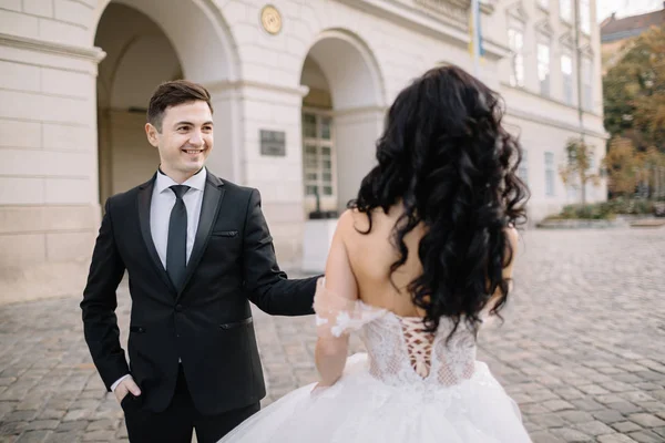 Wedding couple  posing in city — Stock Photo, Image