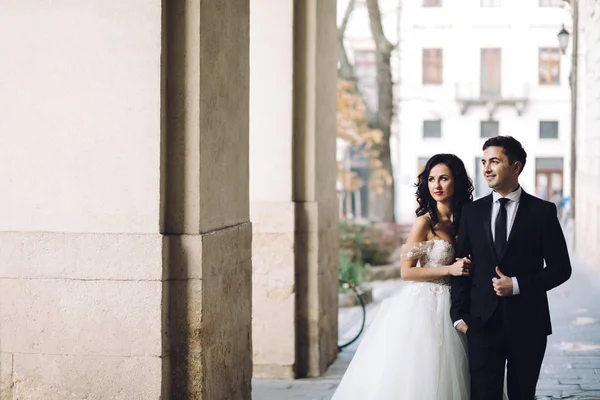 Casamento casal posando na cidade — Fotografia de Stock